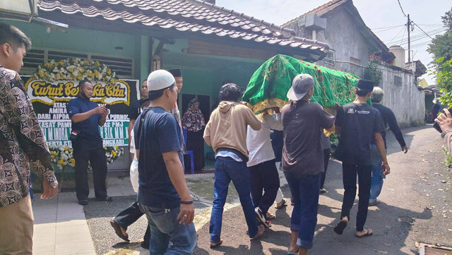 Suasana rumah duka Amira Hana Purnomo salah satu siswi SMPIT Al Hikmah yang hanyut terbawa arus sungai, Kecamatan Beji, Kota Depok. Foto: Dok. Istimewa