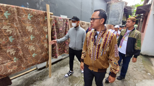 Ketua Apeksi, Bima Arya dan rombongan saat berkunjung ke kampung Batik Kauman Solo, Kamis (13/10/2022). FOTO: Fernando Fitusia