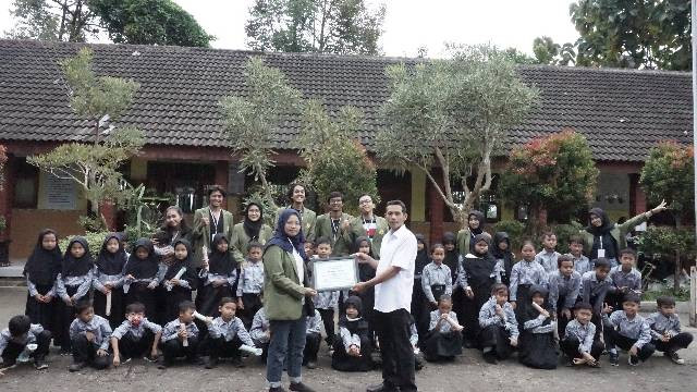 Foto bersama dan pemberian cenderamata. (Dok. Pribadi, 2022)