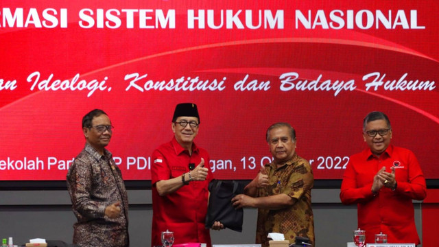 Menkum HAM Yasonna Laoly hadir dalam FGD bertema “Reformasi Sistem Hukum Nasional: Pendekatan Ideologi, Konstitusi, dan Budaya Hukum”. Hadir pula Sekjen PDI Perjuangan Hasto Kristiyanto, Menkopolhukam Mahfud MD, dan mantan Hakim Mahkamah Konstitusi Maruarar Siahaan. (Foto: Piqih/Kemenkumham)