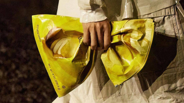 Tas Balenciaga kolaborasi dengan keripik kentang Lay's. Foto: @lays