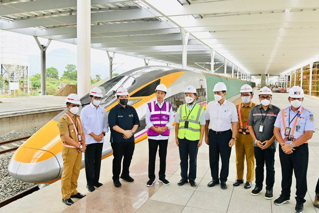Presiden Joko Widodo meninjau proyek Kereta Cepat Jakarta-Bandung di Stasiun Tegal Luar, Bandung, Jawa Barat, Kamis (13/10/2022). Foto: Dok. Laily Rachev - Biro Pers Sekretariat Presiden