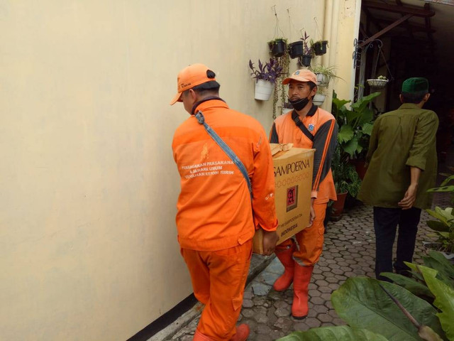 Petugas pengkosongan rumah mengangkut barang-barang milik Wandah Hamidah di kawasan Menteng, Jakarta Pusat, Kamis (13/10). Foto: Ananta Erlangga/kumparan