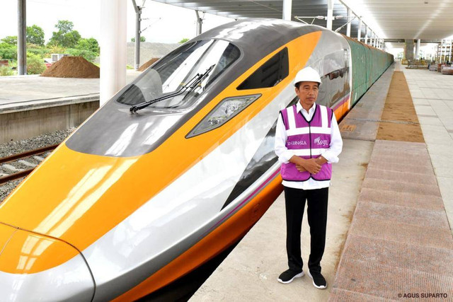 Presiden Jokowi meninjau progres proyek KCIC di Stasiun Tegalluar Kabupaten Bandung. Foto: Agus Suparto/Presidential Palace