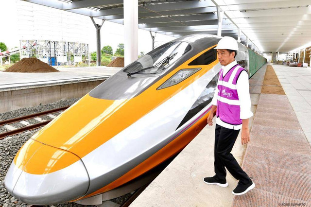 Presiden ke-7 RI Jokowi saat meninjau progres proyek KCIC di Stasiun Tegalluar Kabupaten Bandung, (13/10/2022). Foto: Agus Suparto/Presidential Palace