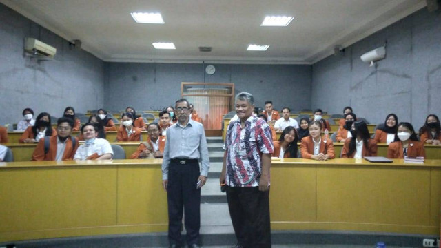 Dosen pengampu, dosen praktisi mengajar bersama mahasiswa jurusan akuntansi. Foto / Feni Yusnia