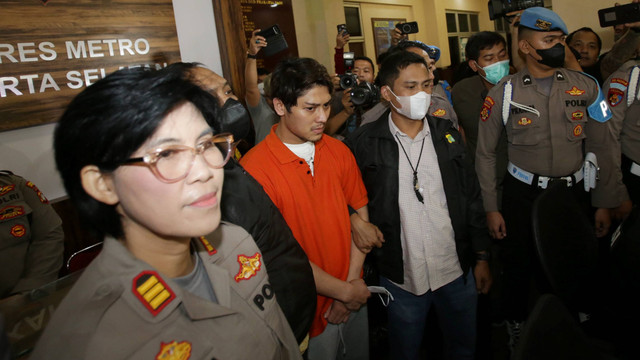 Rizky Billar menggunakan baju tahanan saat dihadirkan pada rilis terkait kasus KDRT, di Polres Metro Jakarta Selatan, Kamis (13/10/2022). Foto: Agus Apriyanto