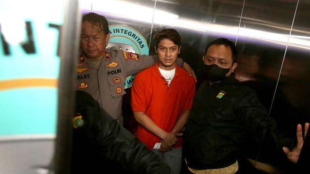 Rizky Billar menggunakan baju tahanan saat dihadirkan pada rilis terkait kasus KDRT, di Polres Metro Jakarta Selatan, Kamis (13/10/2022). Foto: Agus Apriyanto