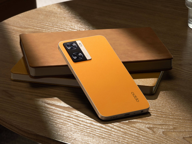 Oppo A77s warna Sunset Orange. Foto: Oppo Indonesia