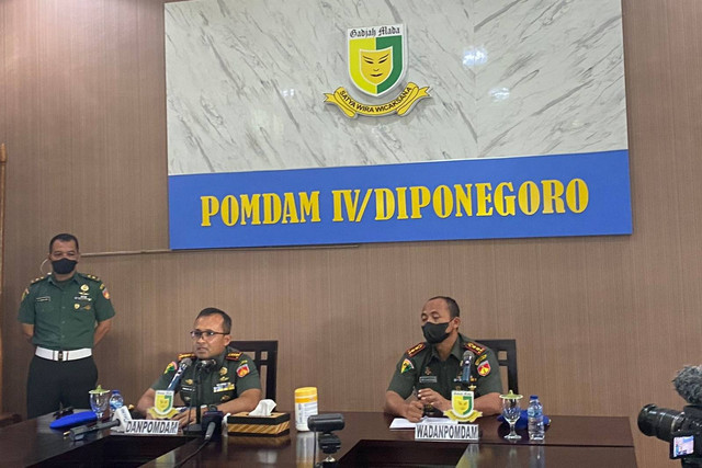 Danpomdam IV/Diponegoro, Kolonel Cpm Rinoso Budi (kiri) dalam jumpa pers di kantornya. Foto: Intan Alliva/kumparan