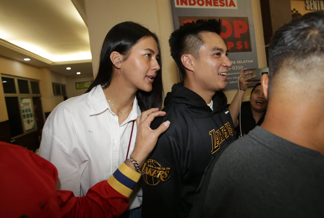 Pasangan artis Baim Wong dan Paula Verhoeven saat ditemui wartawan usai pemeriksaan terkait kasus prank KDRT di Polres Jakarta Selatan, Jakarta, Kamis, (13/10/2022). Foto: Agus Apriyanto