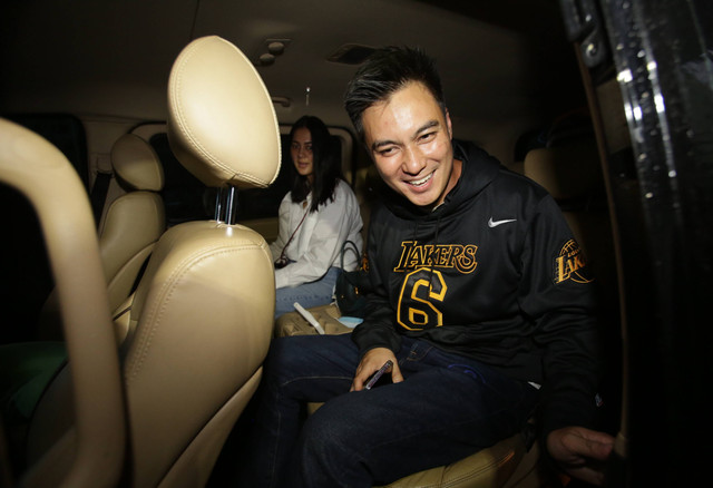 Pasangan artis Baim Wong dan Paula Verhoeven saat ditemui wartawan usai pemeriksaan terkait kasus prank KDRT di Polres Jakarta Selatan, Jakarta, Kamis, (13/10/2022). Foto: Agus Apriyanto
