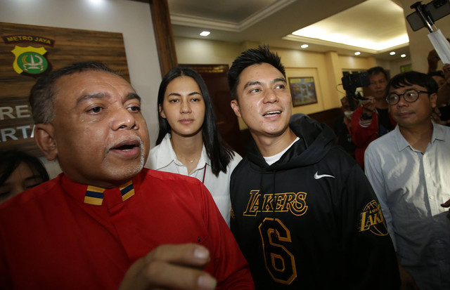 Pasangan artis Baim Wong dan Paula Verhoeven saat ditemui wartawan usai pemeriksaan terkait kasus prank KDRT di Polres Jakarta Selatan, Jakarta, Kamis, (13/10/2022). Foto: Dok. Agus Apriyanto