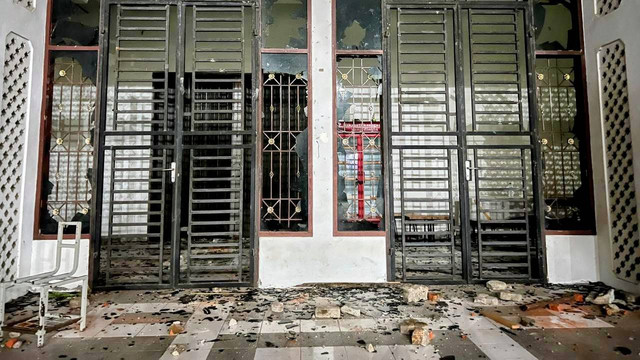 Gedung rusak akibat bentrokan mahasiswa USK. Foto: Dokumentasi Polisi