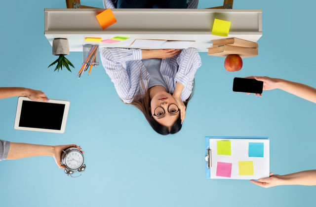 Padatnya aktivitas yang terkadang membuat kita merasa jungkir balik ini bisa berakibat negatif terhadap kesehatan mental. Foto: Shutterstock