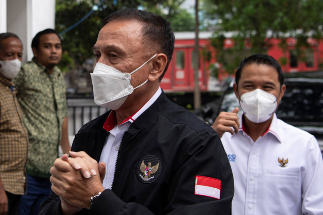 Ketua Umum PSSI Mochamad Iriawan (kiri) tiba untuk dimintai keterangan di Kantor Komnas HAM, Jakarta, Kamis (13/10/2022). Foto: Sigid Kurniawan/ANTARA FOTO