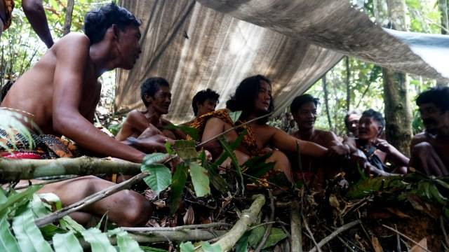 Laki-laki Suku Anak Dalam beristirahat di tengah melakukan tradisi melangun ke hutan. Foto: Jamal Ramadhan/kumparan