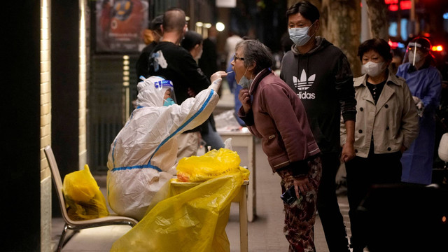 Seorang pekerja medis dengan APD mengumpulkan swab dari seorang warga untuk pengujian COVID-19, di Shanghai, China, Kamis (13/10/2022). Foto: Aly Song/REUTERS