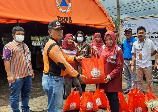 Penyerahan bantuan untuk warga terdampak banjir Sintang oleh Ikatan Keluarga Besar Istri (IKBI) PTPN XIII. Foto: Yusrizal/Hi!Pontianak