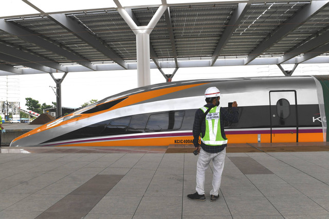 Kereta cepat inspeksi dihadirkan di lokasi proyek Kereta Cepat Jakarta Bandung di Stasiun Tegalluar, Kabupaten Bandung, Jawa Barat, (13/10/2022). Foto: Hafidz Mubarak A/ANTARA FOTO