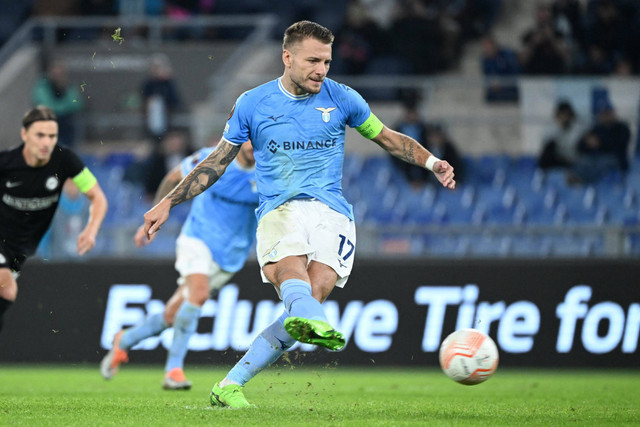 Pemain Lazio Ciro Immobile mencetak gol ke gawang SK Sturm Graz pada pertandingan Grup F Liga Europa di Stadion Olimpico, Roma, Italia. Foto: Alberto Lingria/REUTERS