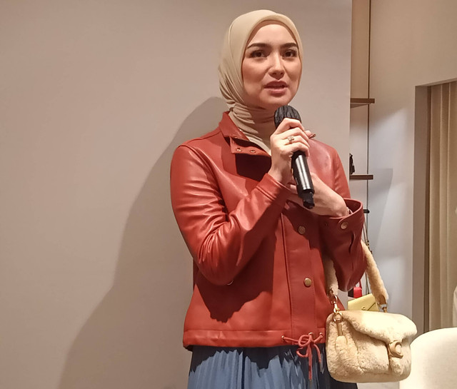Citra Kirana saat hadir di acara trunk show koleksi fall season 2022 di butik Coach Tunjungan Plaza (TP) Surabaya, Kamis (14/10) malam. Foto-foto: Masruroh/Basra