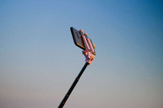 Ilustrasi cara siaran langsung di facebook lite, sumber foto (Steve Gala) by unsplash.com