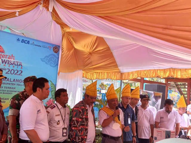 Pengembangan Destinasi dan Infrastruktur Kemenparekraf, Vinsensius Jemadu, saat mengunjungi Desa Malangga di Toli toli, Sulawesi Tengah. Foto: Dok: Kemenparekraf