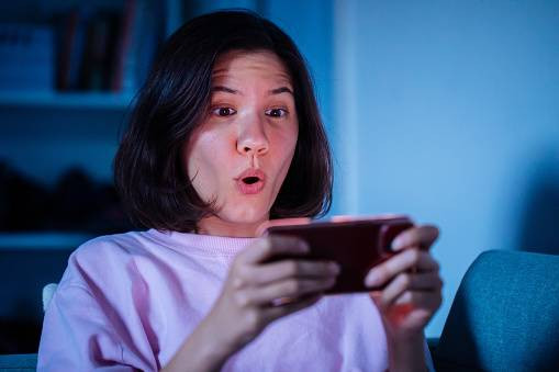 Ilustrasi bermain game simulasi kehidupan. Foto: Unsplash.com