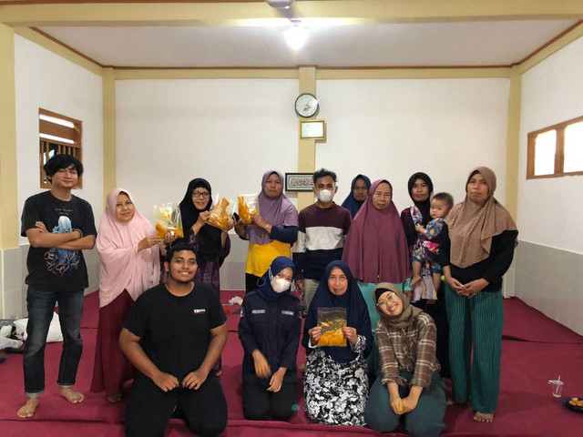 Himakua IPB University Adakan Workshop Fillet Ikan di Desa Purwasari