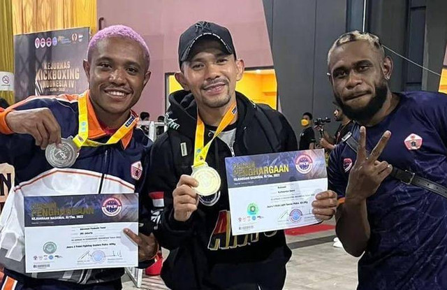 Atlet kick boxing Kalbar, Wahyudi 'Bagong', usai meraih medali emas di Kejurnas kick boxing. Foto: Dok Hi!Pontianak
