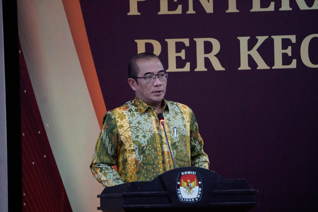 Ketua KPU, Hasyim Asy'ari dalam acara penyerahan Data Agregat Kependudukan per Kecamatan (DAK2) secara simbolis antara Kemendagri RI dan KPU, serta penyerahan Rekapitulasi Data WNI per PPLN secara simbolis di KPU RI, Jakarta, Jumat (14/10/2022). Foto: Jamal Ramadhan/kumparan