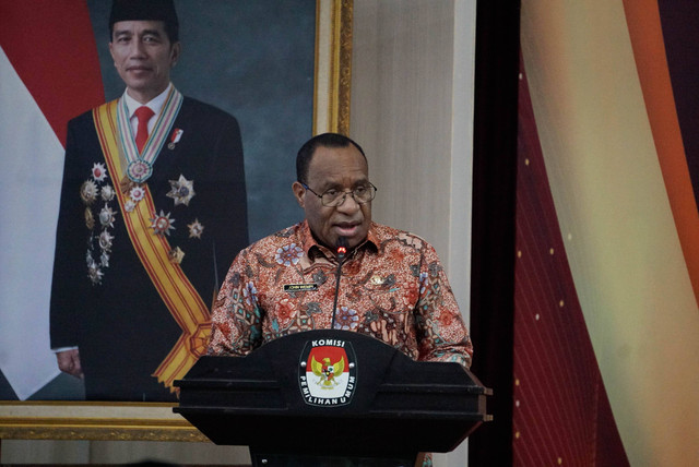 Wamendagri, John Wempi Wetipo dalam acara penyerahan Data Agregat Kependudukan per Kecamatan (DAK2) secara simbolis antara Kemendagri RI dan KPU, serta penyerahan Rekapitulasi Data WNI per PPLN secara simbolis di KPU RI, Jakarta, Jumat (14/10/2022). Foto: Jamal Ramadhan/kumparan