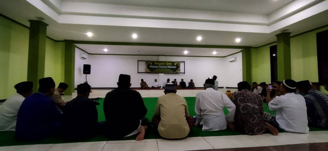 Jajaran perangkat kelurahan bersama dengan masyarakat dalam acara pengajian. Kredit: Kelompok KKNT-24/Penulis