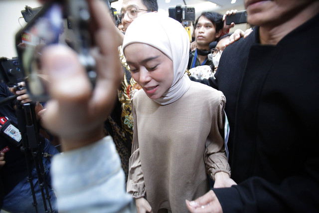 Lesty Kejora bersama ayahnya Endang Mulyana dan kuasa hukum Sandy Arifin, saat memberi keterangan pers terkait perdamaian kasus KDRT di Polres Jakarta Selatan, Jakarta, Jumat, (14/10/2022). Foto: Dok. Agus Apriyanto