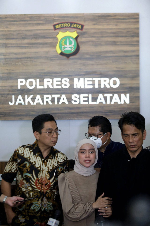 Lesty Kejora bersama ayahnya Endang Mulyana dan kuasa hukum Sandy Arifin, saat memberi keterangan pers terkait perdamaian kasus KDRT di Polres Jakarta Selatan, Jakarta, Jumat, (14/10/2022). Foto: Dok. Agus Apriyanto
