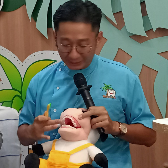 drg Handy W.H. Sp.KGA, dokter gigi kepala di klinik Dentaland Surabaya, menunjukkan cara sikat gigi yang benar. Foto: Masruroh/Basra