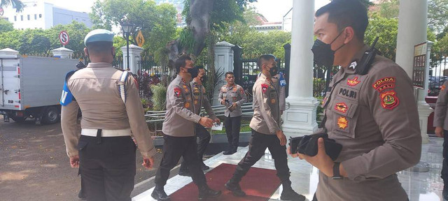 Para Kapolda tiba di Istana menggunakan Bus, tanpa topi dan tongkat komando.  Foto: Rafyq Panjaitan/kumparan
