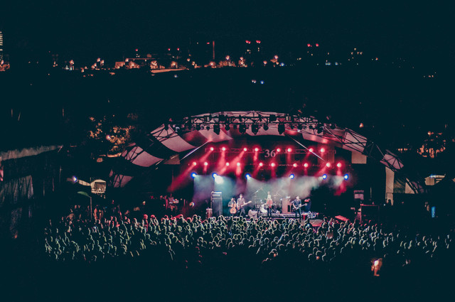Ilustrasi Konser Kpop Biasanya Berapa Jam?, Foto: Unsplash/Redd 