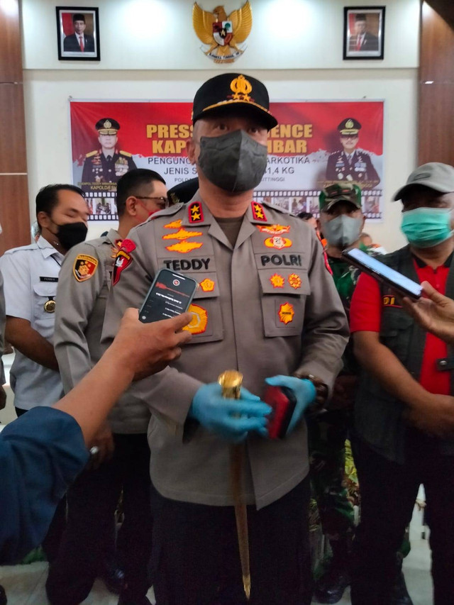 Irjen Pol Teddy Minahasa Putra saat menjabat Kapolda Sumbar memimpin pemusnahan barang bukti sabu seberat 41,4 KG. Foto: Irwanda/STR/kumparan