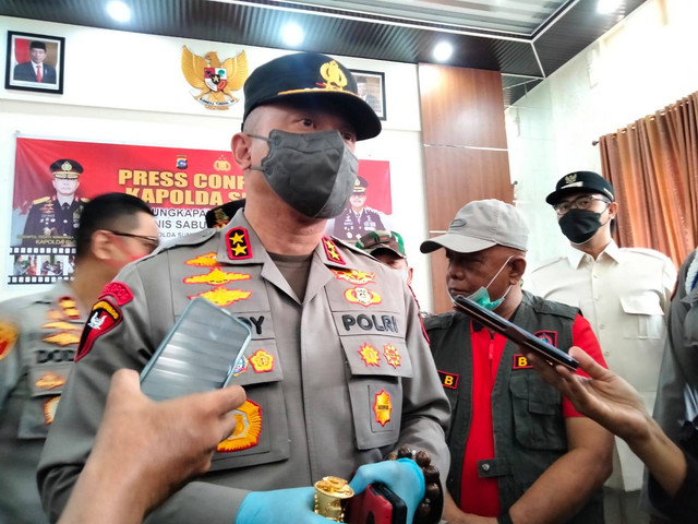 Irjen Pol Teddy Minahasa Putra saat menjabat Kapolda Sumbar memimpin pemusnahan barang bukti sabu seberat 41,4 KG. Foto: Irwanda/STR/kumparan