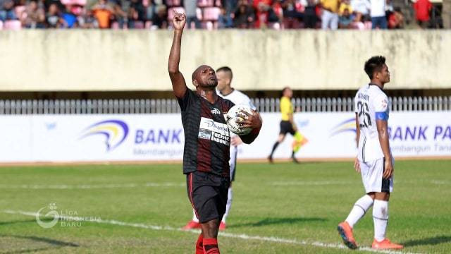 Boaz Solossa saat membela Persipura Jayapura. (Foto: Dok. Liga Indonesia)