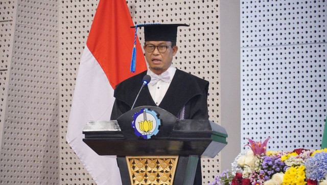 Prof Suntoyo ST MEng PhD dari Departemen Teknik Kelautan saat memaparkan orasi ilmiahnya pada Upacara Pengukuhan Profesor ITS pada 12 Oktober 2022.