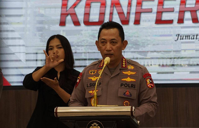 Kapolri Jenderal Listyo Sigit Prabowo memberikan keterangan saat konferensi pers mengenai dugaan kasus penyalahgunaan narkoba terduga TM di Rupatama Mabes Polri, Jakarta, Jumat (14/10/2022). Foto: Jamal Ramadhan/kumparan