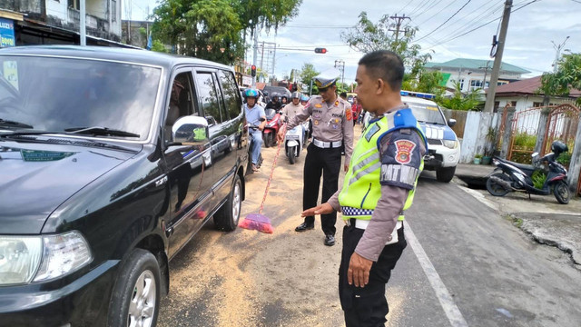 Polisi mengatur lalu lintas di Aceh Barat. Foto: Siti Aisyah/acehkini