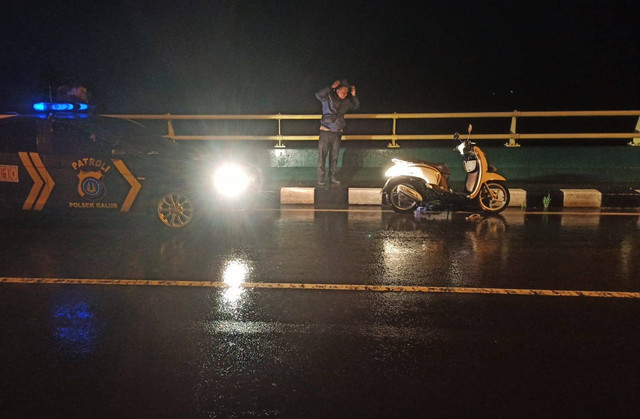 Polisi saat mengevakuasi motor yang ditemukan di atas Jembatan Sungai Progo. Foto: istimewa