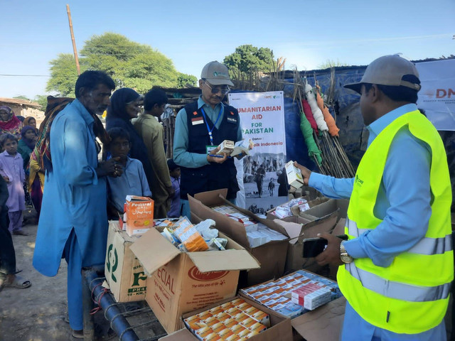 Tim Respons Dompet Dhuafa bersama We Care Foundation di Pakistan melangsungkan Aksi Layanan Sehat (ALS) pada Kamis (13/10/2022). Berlokasi di Haji Amir Syah dan Saleh Muhammad Dars Thatta, Sindh, sebanyak 100 orang penyintas banjir bandang disana antusias mengikuti rangkaian pemeriksaan kesehatan tersebut.