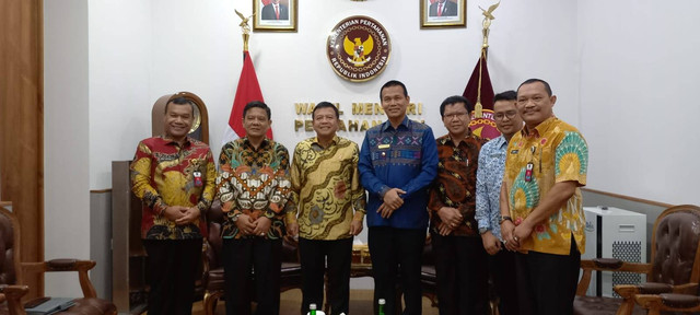 Wali kota Pariaman Genius Umar saat melakukan kunjungan dan diskusi terkait bela negara bersama Wamen Pertahanan RI, Jumat (14/10/2022). Dokumentasi: Humas Pemkot Pariaman