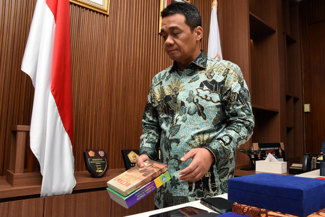 Wakil Gubernur DKI Jakarta Ahmad Riza Patria merapikan beberapa berkas dan buku di ruang kerjanya, Balai Kota Jakarta, Jumat (14/10/2022). Foto: Indrianto Eko Suwarso/ANTARA FOTO