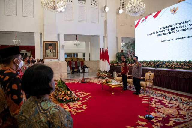 Presiden Joko Widodo (kedua kanan) didampingi Kapolri Jenderal Pol Listyo Sigit Prabowo tiba untuk menyampaikan pengarahan di Istana Negara, Jakarta, Jumat (14/10/2022). Foto: Sigid Kurniawan/ANTARA FOTO